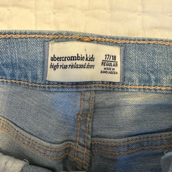 Abercrombie Kids High-Rise Relaxed Denim Shorts – Light Wash – Size 17/18 - Picture 2 of 4